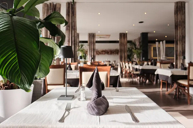 Gedeckter Tisch mit Stoffserviette