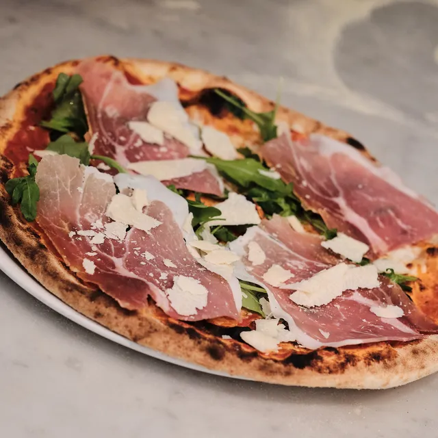 Holzofen-Pizza Parma mit Parmaschinken und Rucola