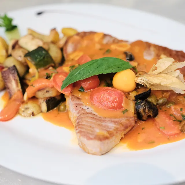 Gegrilltes Lachsfilet auf Gemüse